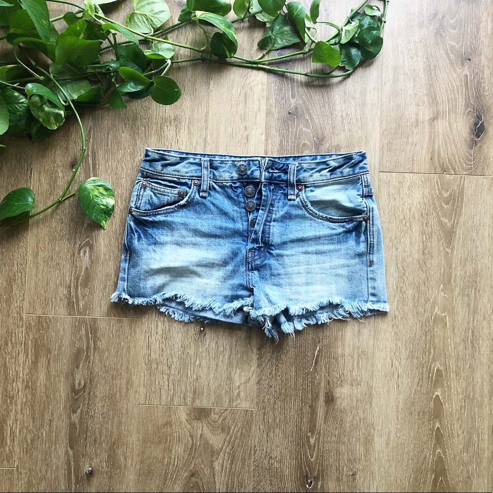 FREE PEOPLE RAW HEM BUTTON FLY DENIM SHORTS 🥰